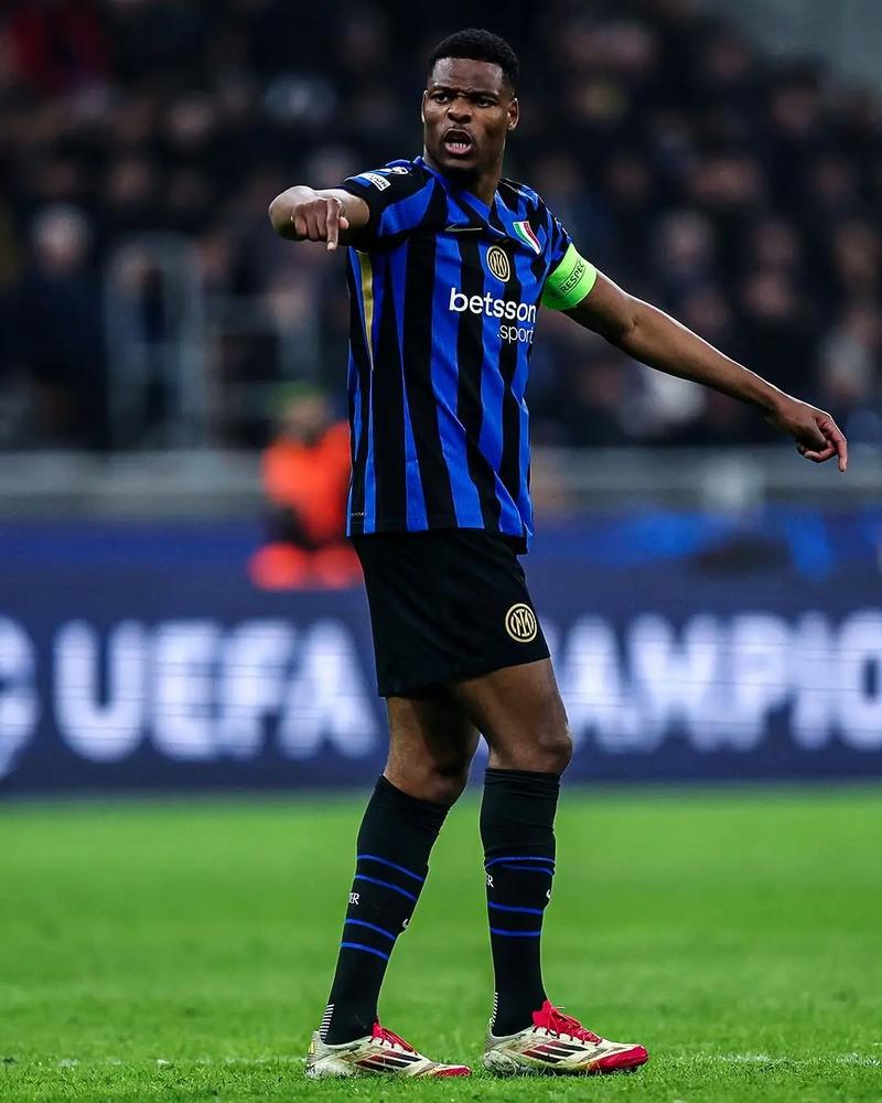 北京时间12月11日凌晨，皇马在欧冠联赛阶段第6轮主场1-2遭曼城逆转。