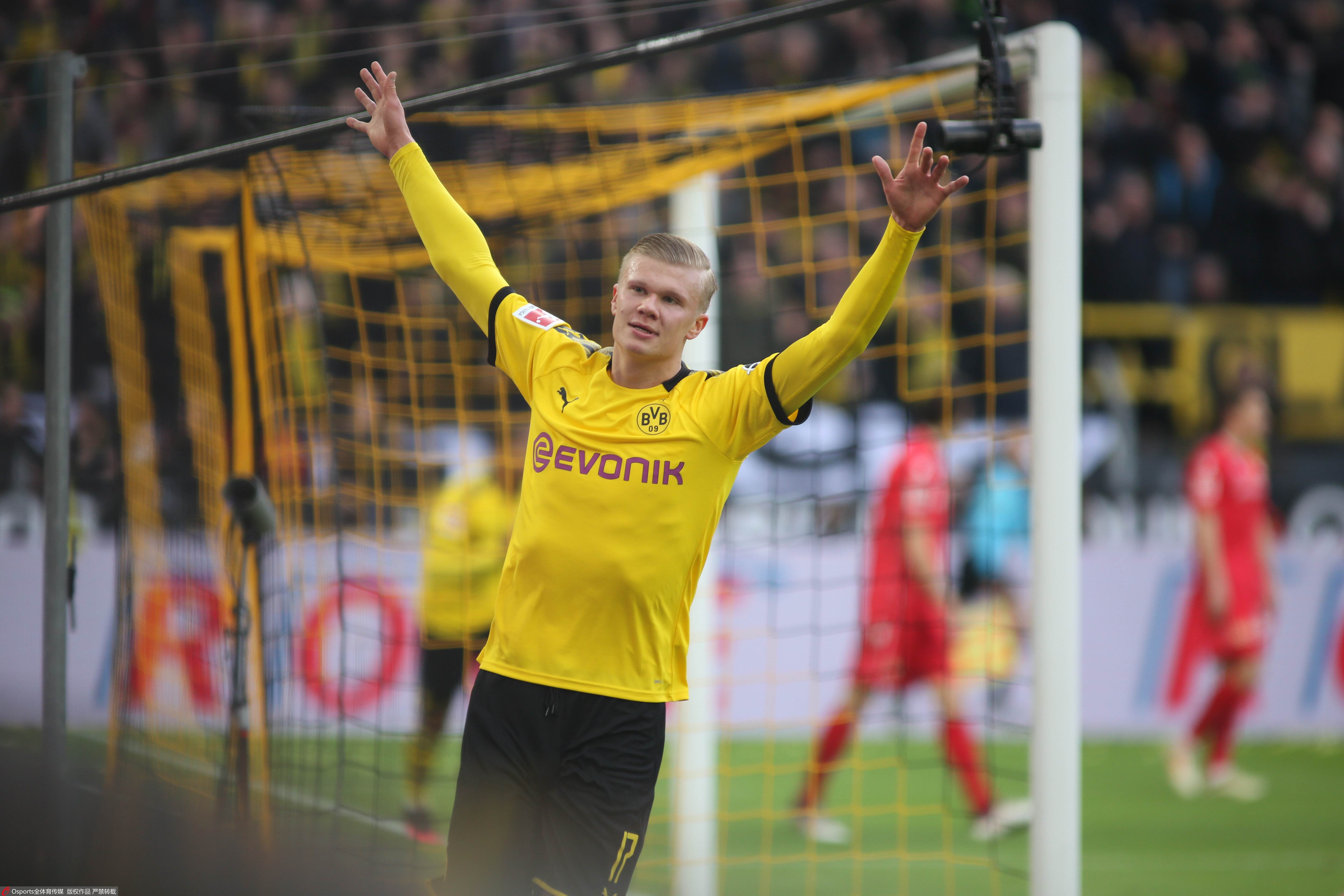 曼联1-1西汉姆联：83分钟遭保级队逼平，近5轮仅1胜争四梦碎？（曼联1-1平西汉姆：83分钟被保级队扳平，近5轮仅1胜，争四前景告急）