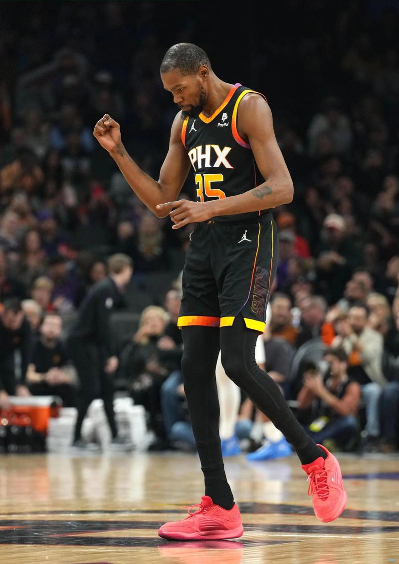 记者：皇马考虑请齐达内回来救火至赛季结束（曝皇马考虑邀齐达内回归救火至赛季末）