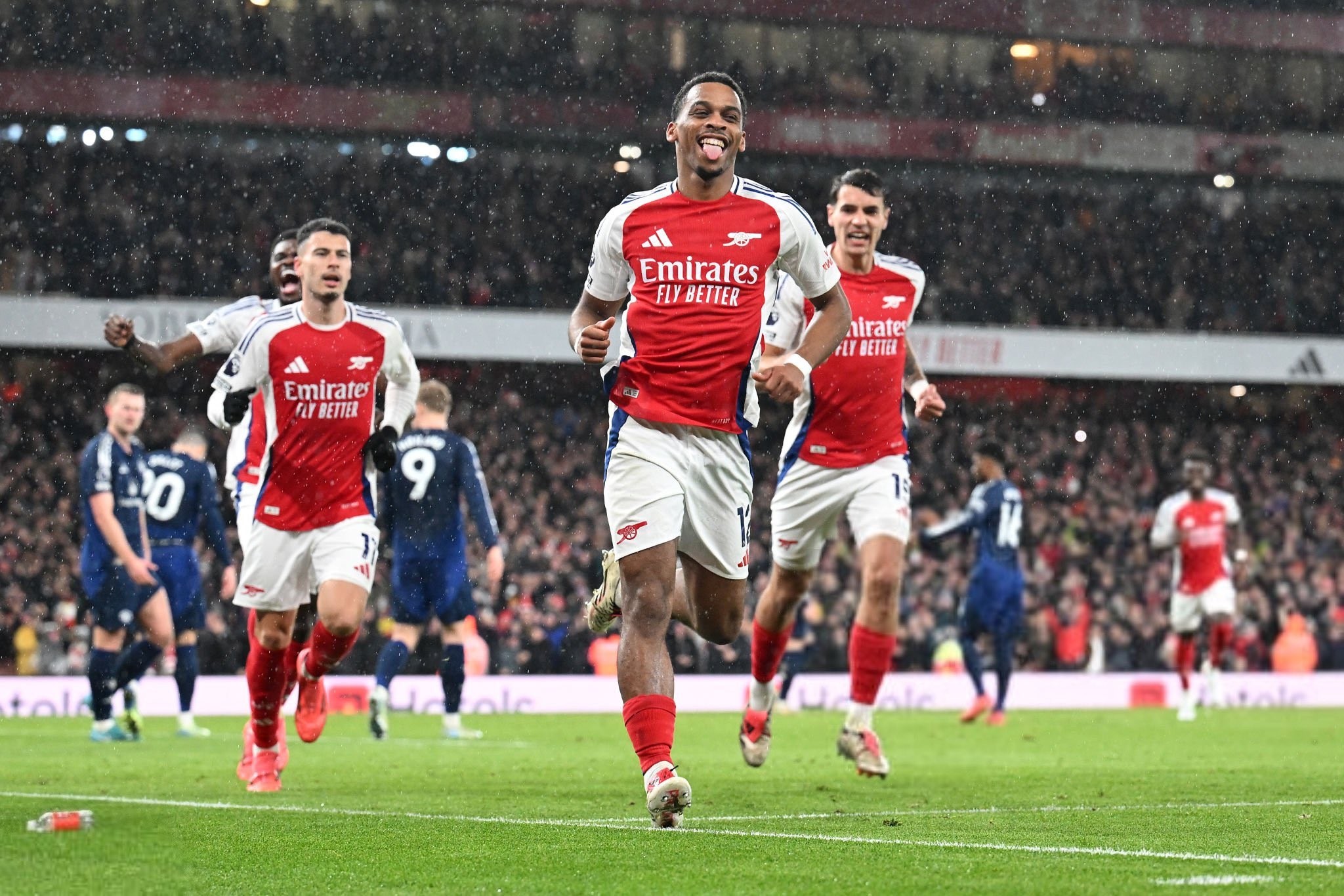 帕潘夸赞吉鲁：他不仅能进球还能防守，甚至还能客串门将（帕潘盛赞吉鲁：能进能防，还能客串门将）