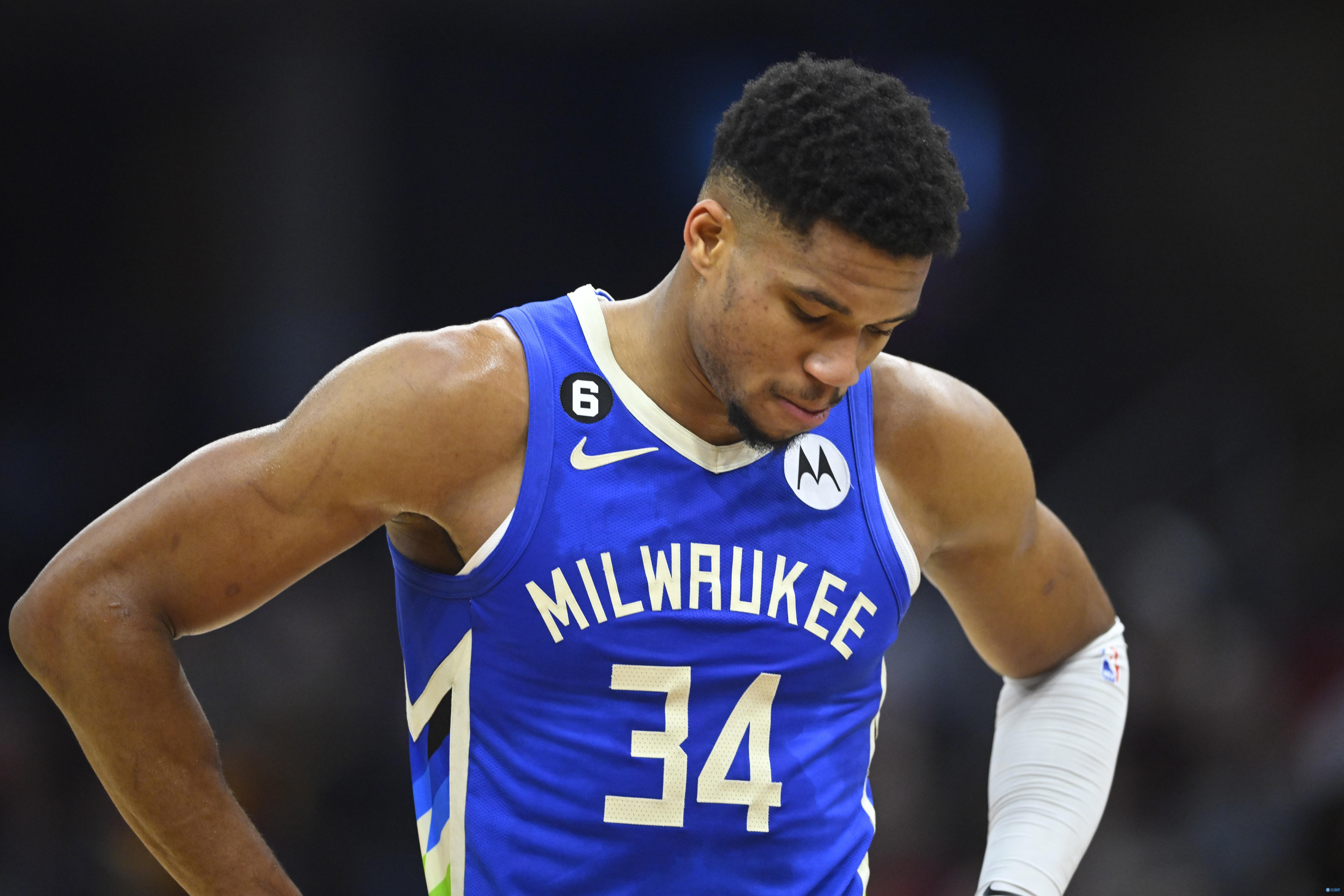 世体：对阵法鹰巴萨共有502人转卖门票，包括11名季票持有者（世体：巴萨战法鹰有502人转售球票，其中包含11名季票持有者）