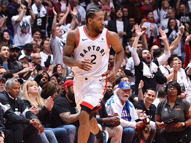 太阳报：里奇的主持人女友亮相米兰德比，透视装造型引发热议（米兰德比看台焦点：里奇的主持人女友以透视造型亮相引发热议）