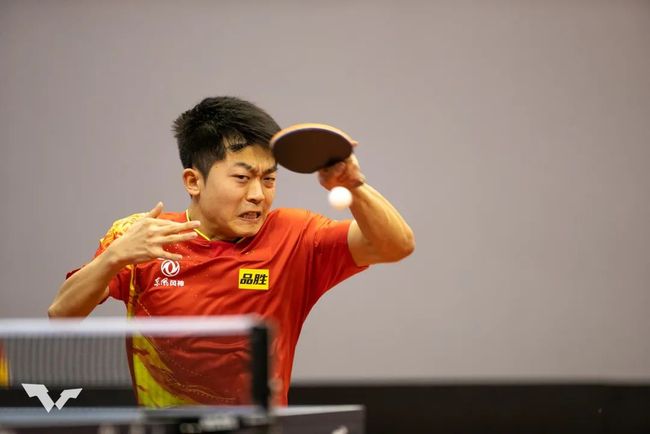 显得更加坚 显得更加坚